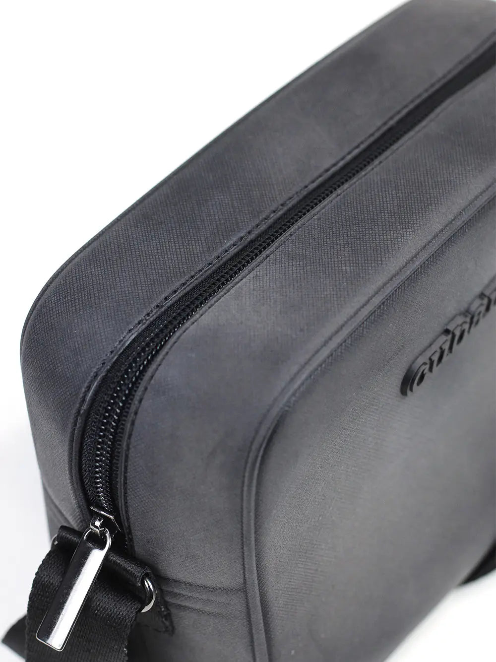 Mala Preta com Acabamento Nobuck e Alça Tiracolo