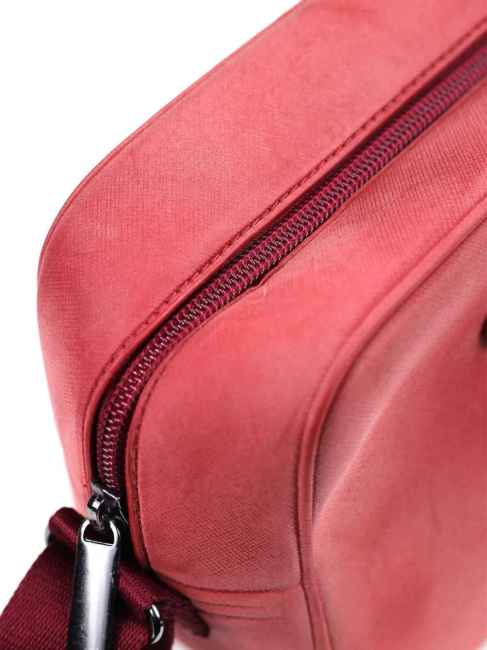 Mala Vermelha com Acabamento Nobuck e Alça Tiracolo