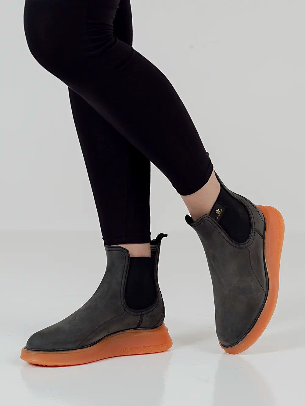 Galocha Preta e Sola Laranja