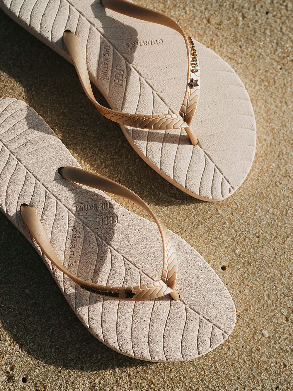 Chinelo Off-White com Tira Dourada