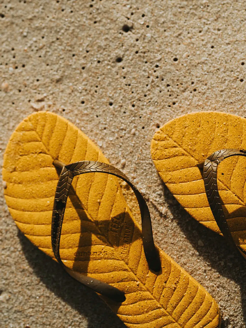 Chinelo Amarelo com Tira Preta